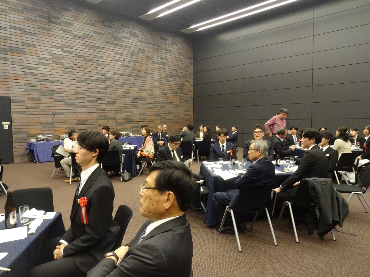 ���i�j���i